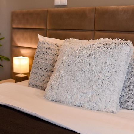 Chic Accommodation With Breathtaking Views Over Calea Victoriei - Your Central Heaven Boekarest Buitenkant foto