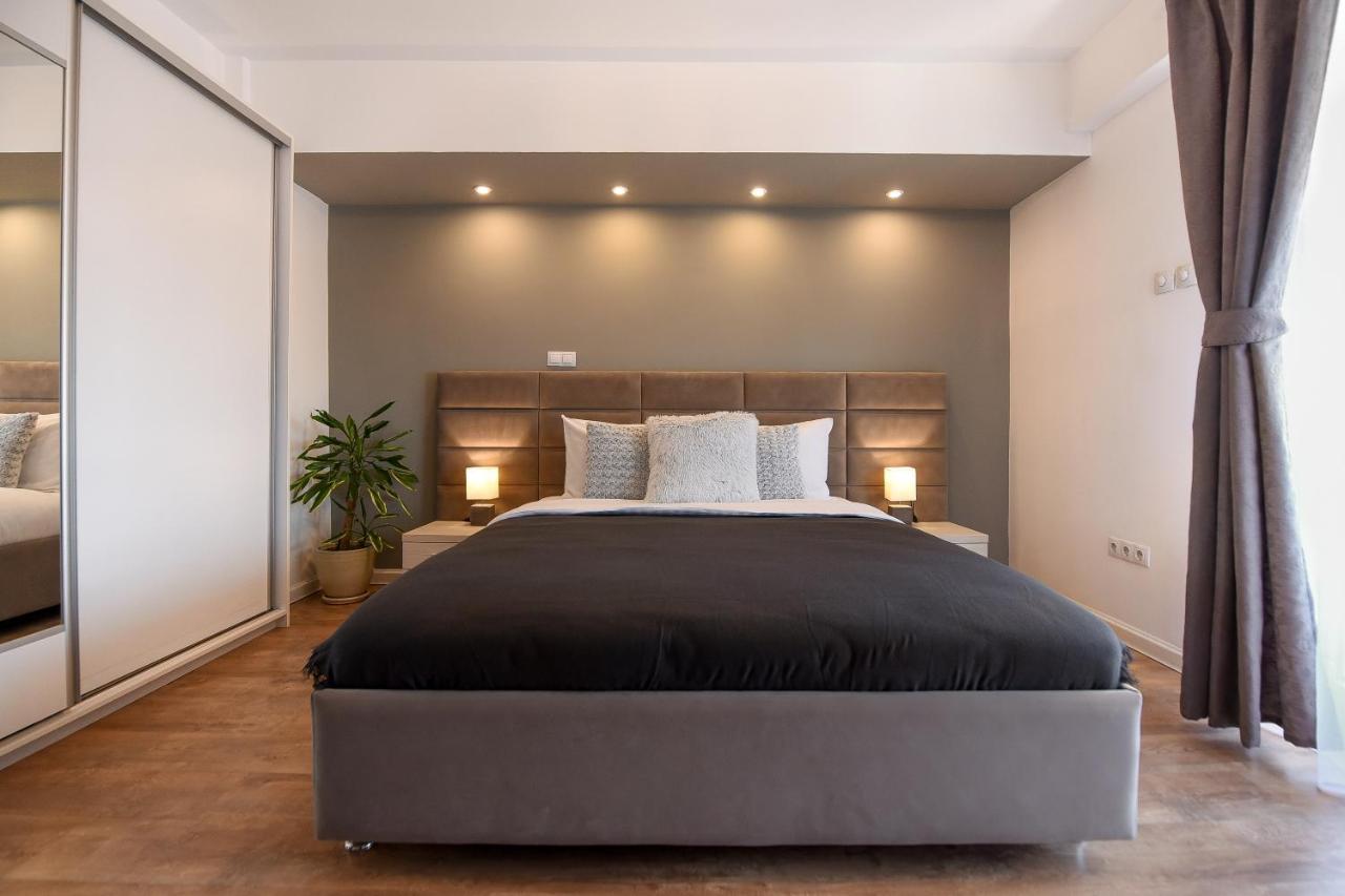 Chic Accommodation With Breathtaking Views Over Calea Victoriei - Your Central Heaven Boekarest Buitenkant foto