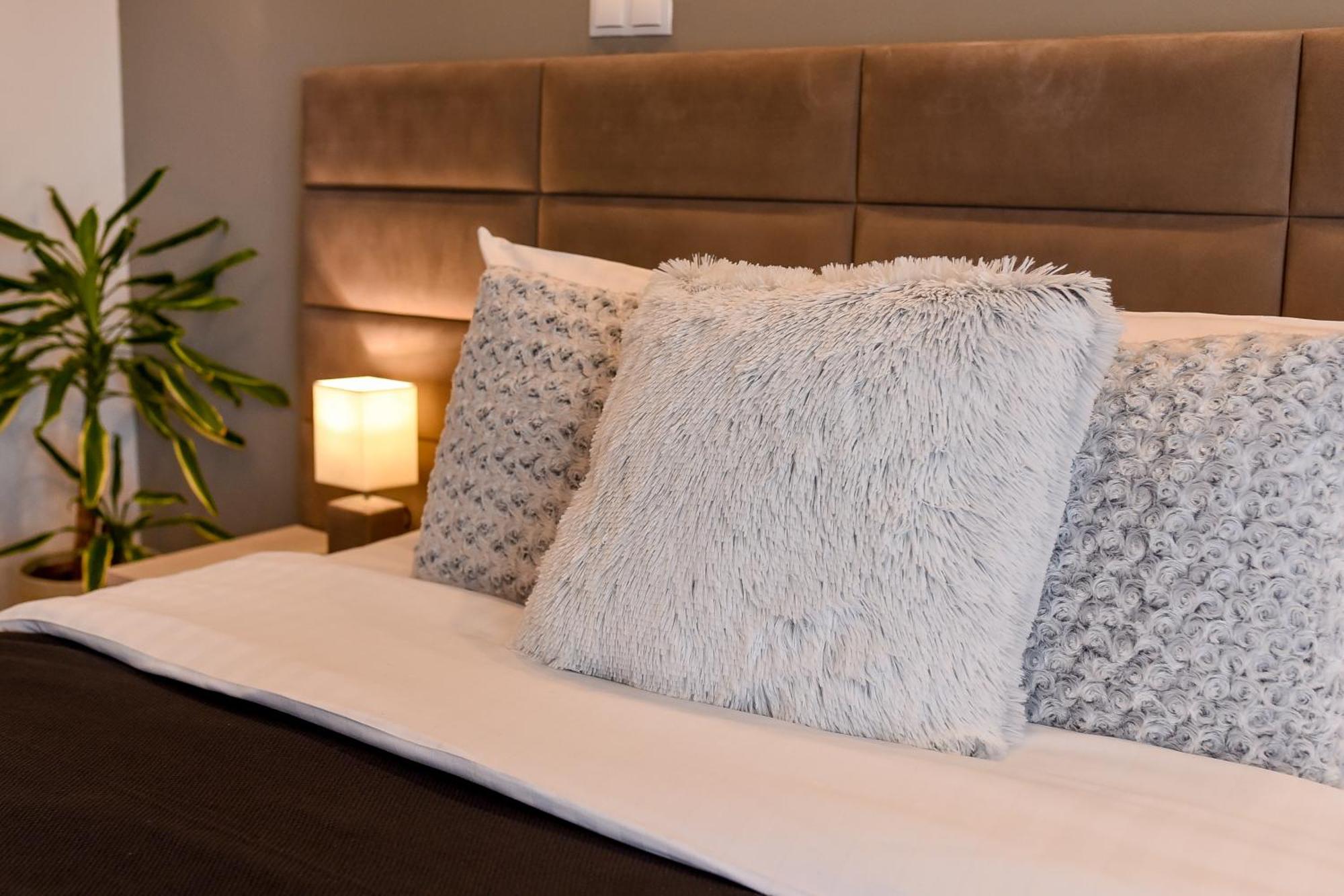 Chic Accommodation With Breathtaking Views Over Calea Victoriei - Your Central Heaven Boekarest Buitenkant foto